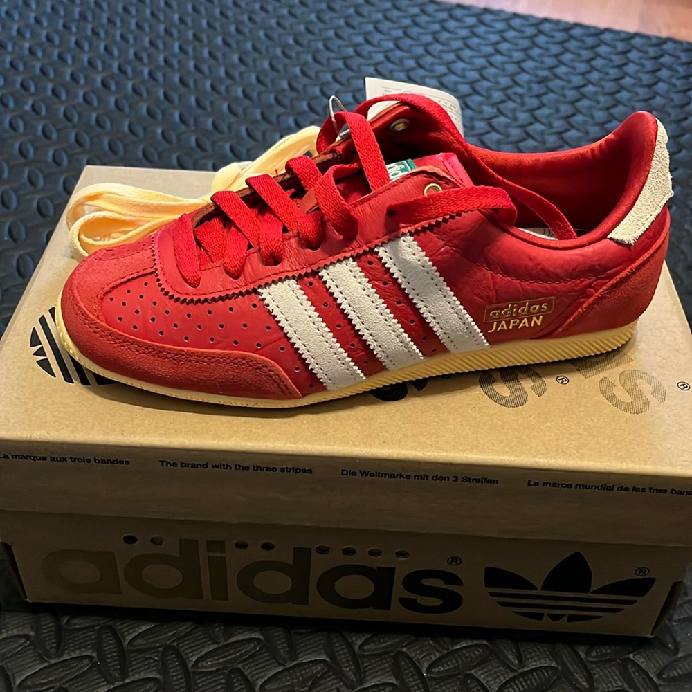 Adidas - Tokyo Japan Red